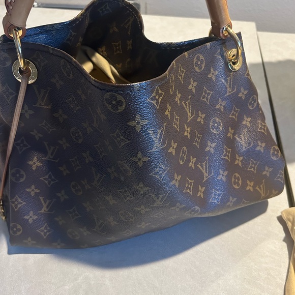 LV Artsy used only few times in pristine condition No Scratches No Stains - Picture 2 of 7